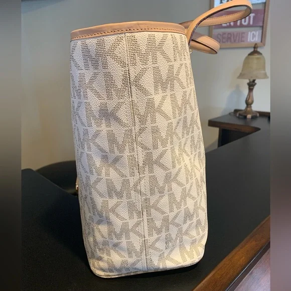 Michael Kors Jet Set Travel - Picture 2 of 16